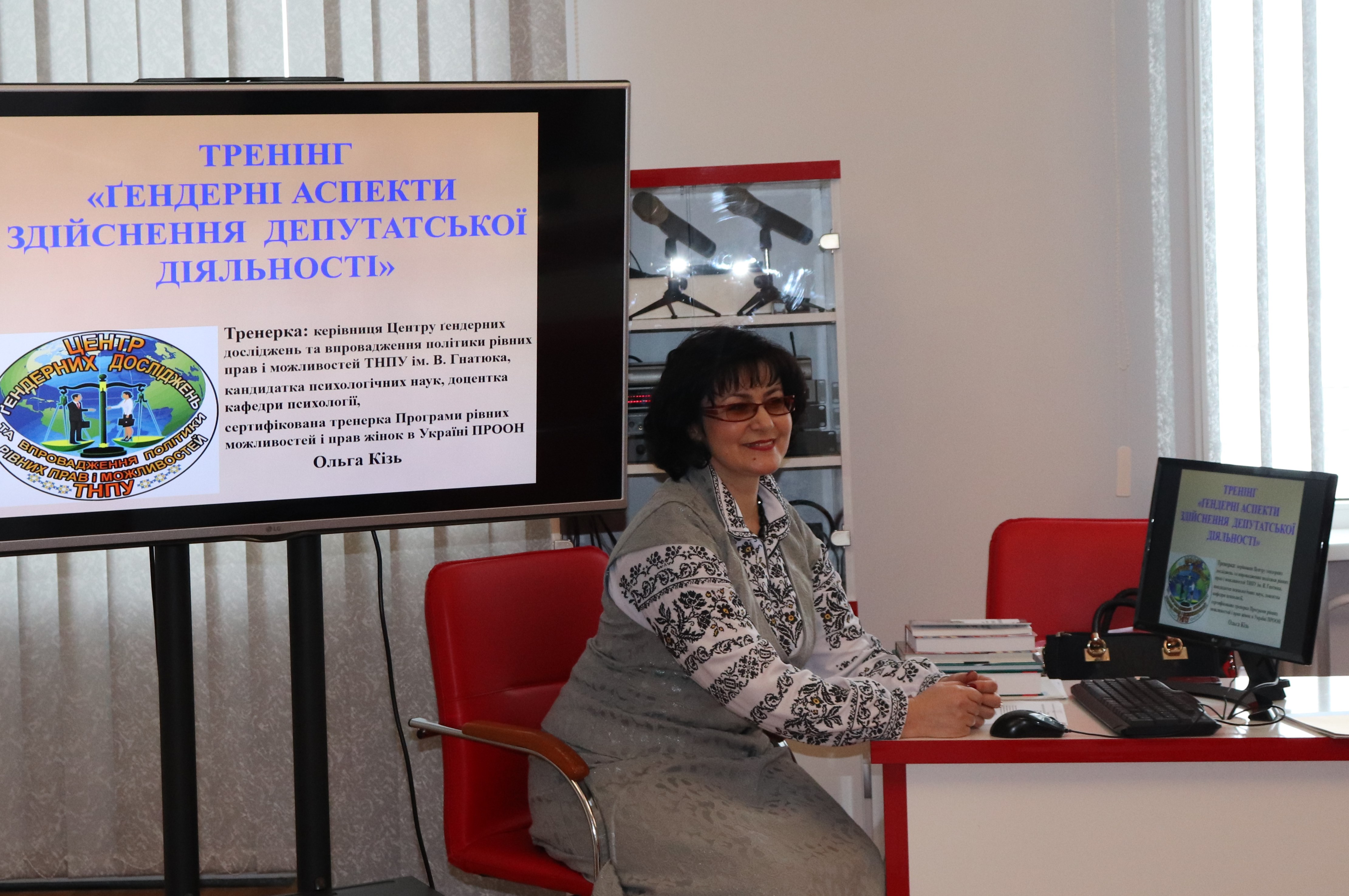 Тренерка Ольга Кізь розпочинає тренінгове заняття із депутатками МФО «Рівні можливості»